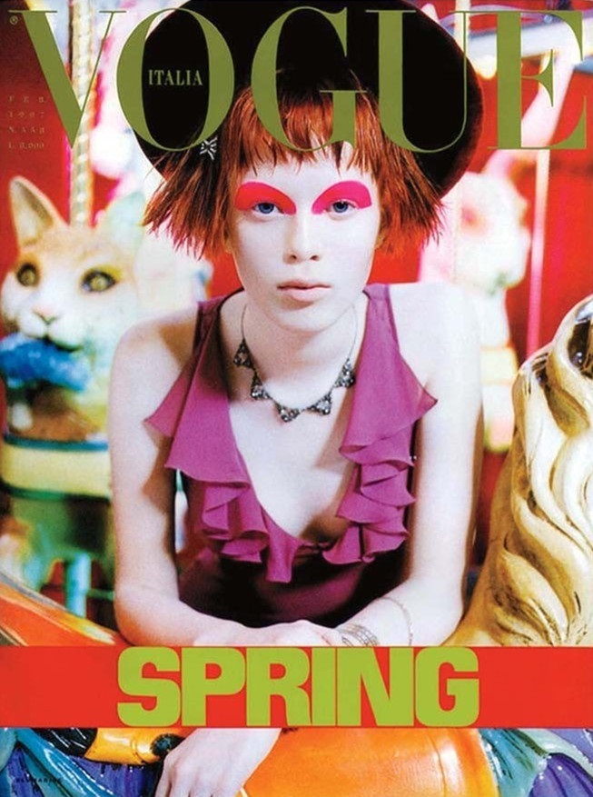 Pat McGrath與Steven Meisel合作操刀義大利版《Vogue》1997年2月號封面，將名模Karen Elson的眉毛剃掉，繪上鮮明的幾何圖案。(圖/WWD)